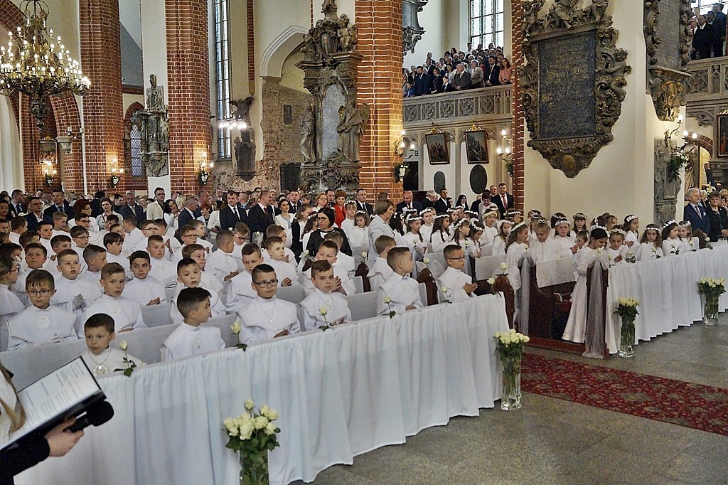 Pierwsza Komunia święta w  katedrze św. ap. Piotra i Pawła