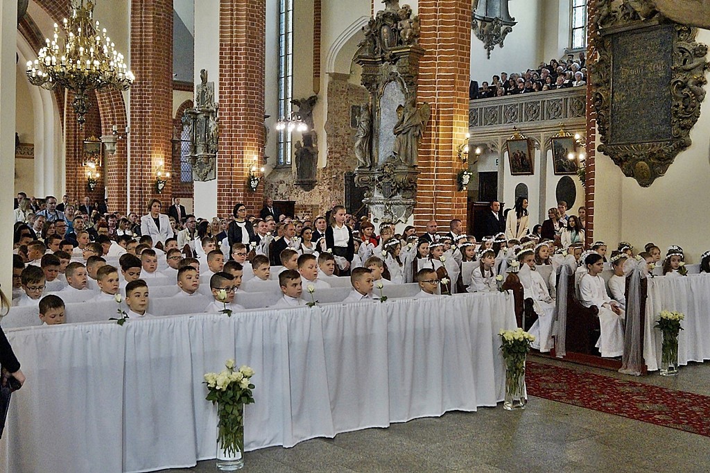 Pierwsza Komunia święta w  katedrze św. ap. Piotra i Pawła