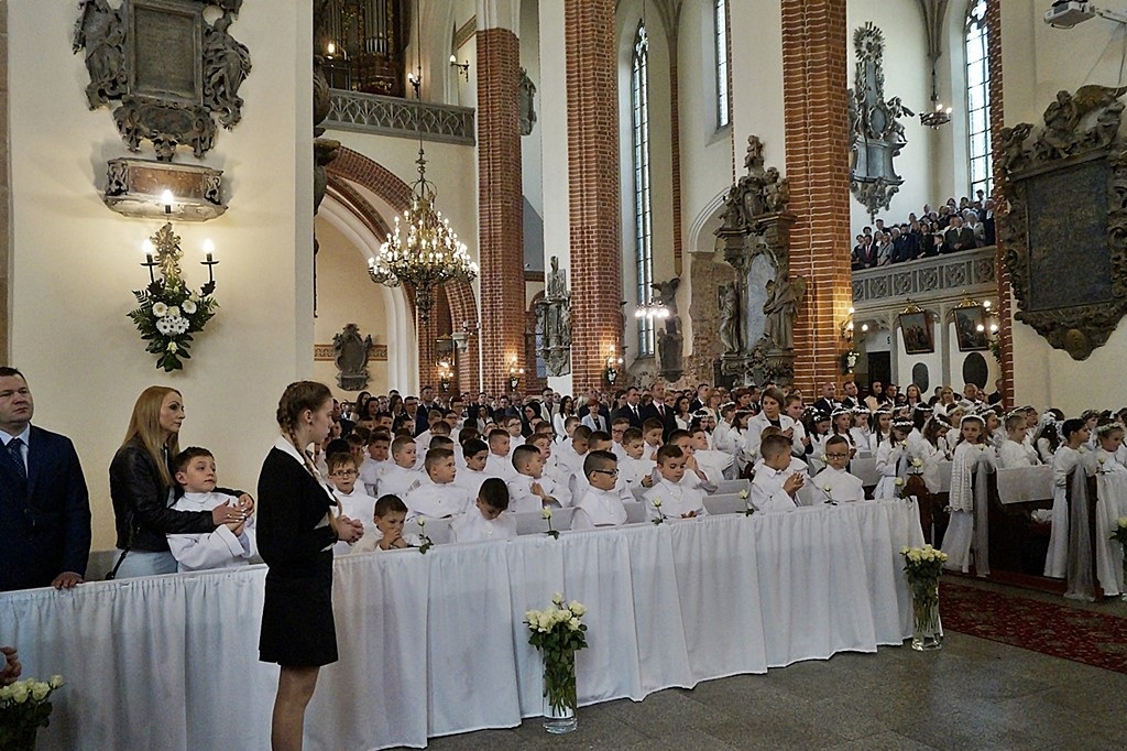 Pierwsza Komunia święta w  katedrze św. ap. Piotra i Pawła