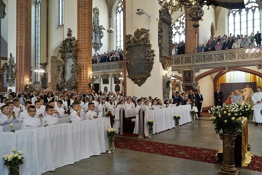 Pierwsza Komunia święta w  katedrze św. ap. Piotra i Pawła