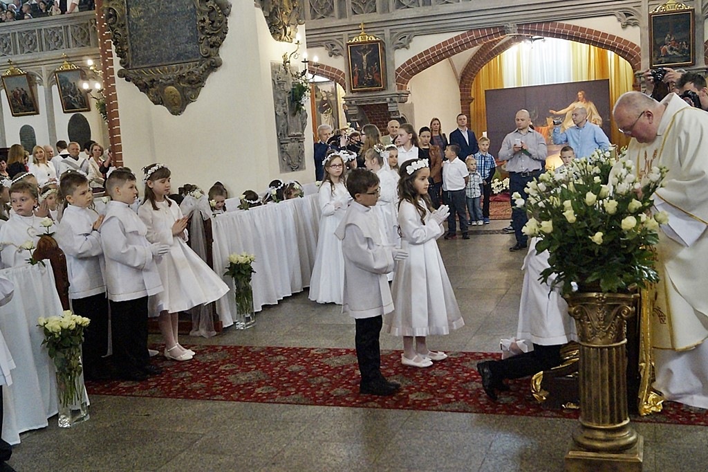 Pierwsza Komunia święta w  katedrze św. ap. Piotra i Pawła