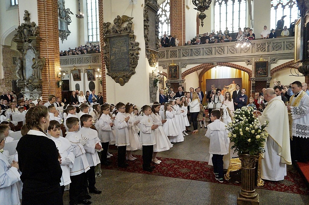 Pierwsza Komunia święta w  katedrze św. ap. Piotra i Pawła