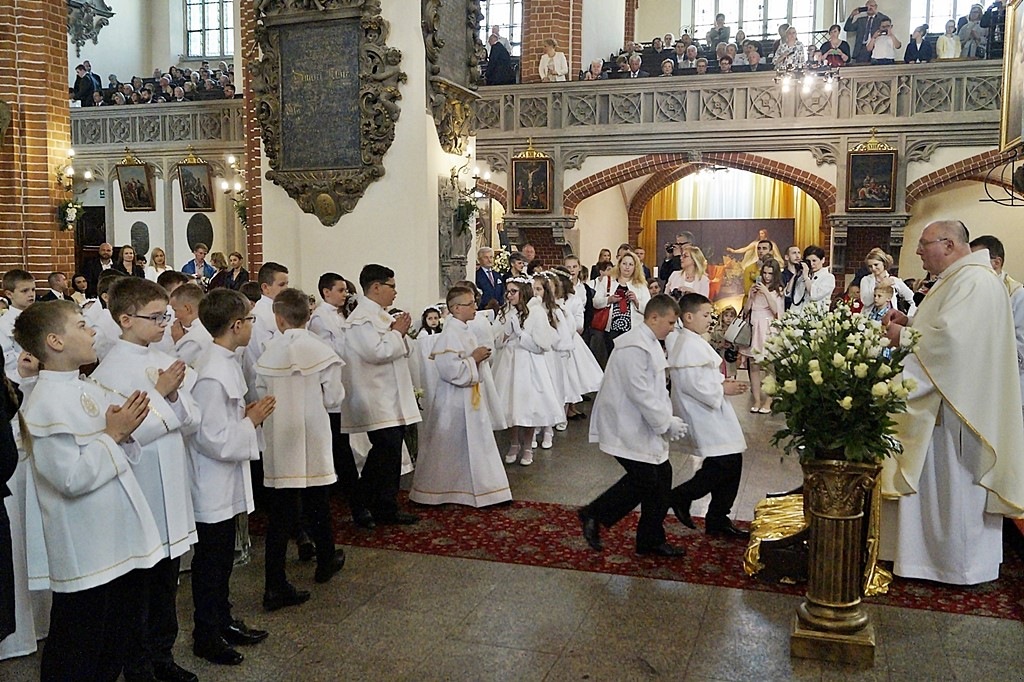 Pierwsza Komunia święta w  katedrze św. ap. Piotra i Pawła