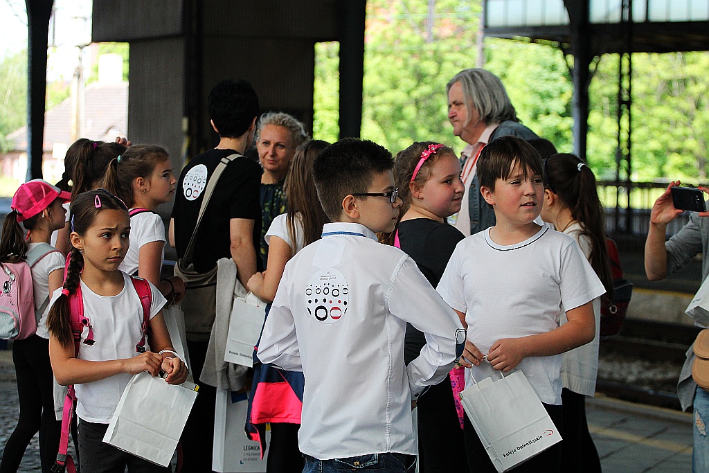 Młodzi artyści promowali Legnicę Cantat w pociągu do Wrocławia
