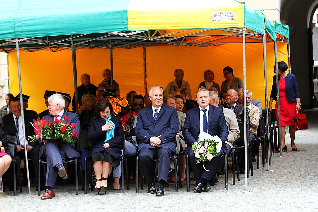 Obchody Dnia Strażaka na dziedzińcu Akademii Rycerskiej