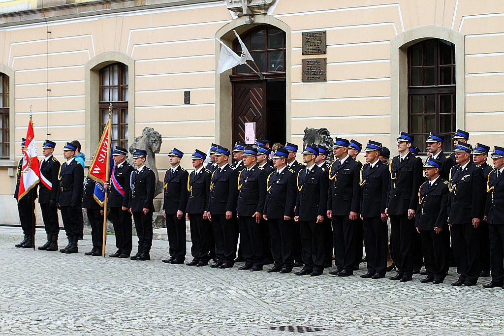 Obchody Dnia Strażaka na dziedzińcu Akademii Rycerskiej