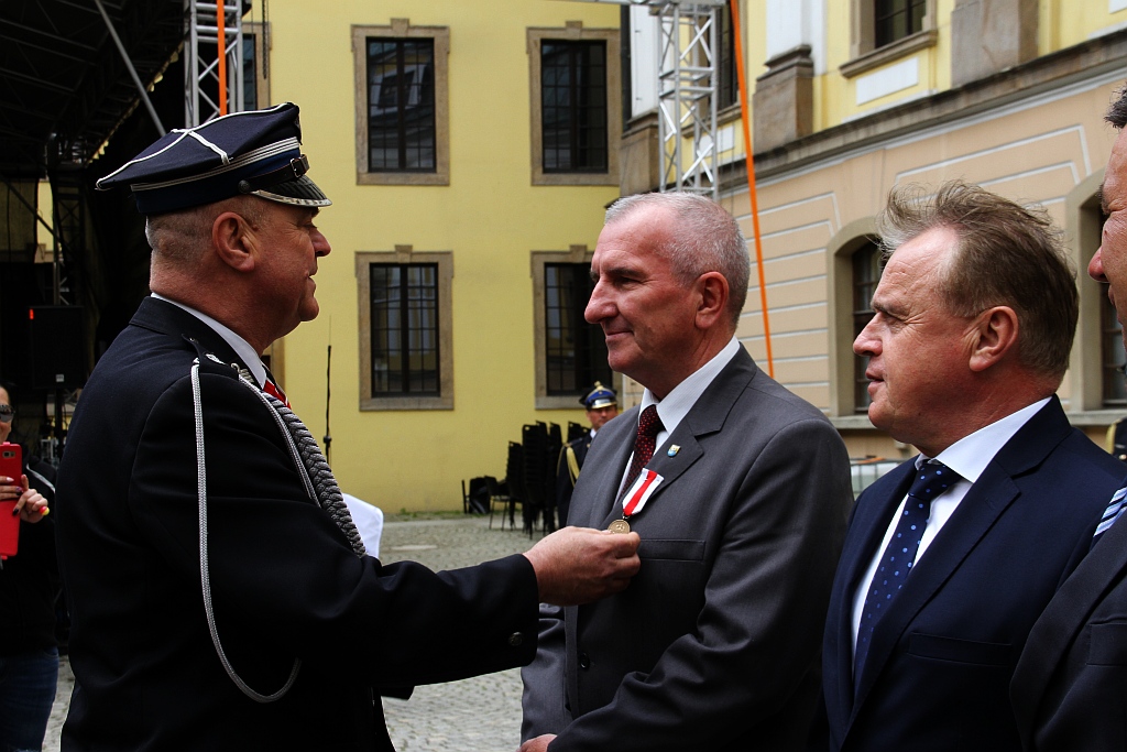 Obchody Dnia Strażaka na dziedzińcu Akademii Rycerskiej