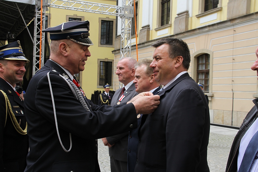 Obchody Dnia Strażaka na dziedzińcu Akademii Rycerskiej