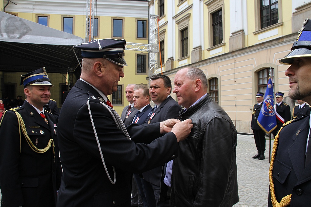 Obchody Dnia Strażaka na dziedzińcu Akademii Rycerskiej