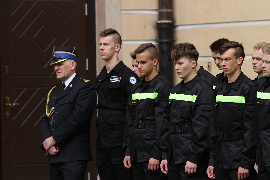 Obchody Dnia Strażaka na dziedzińcu Akademii Rycerskiej