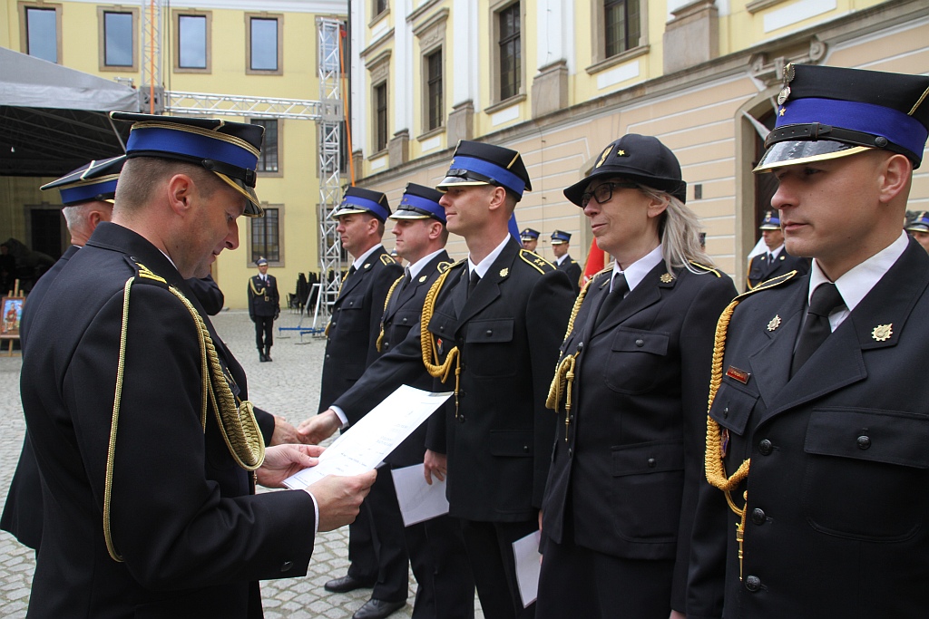 Obchody Dnia Strażaka na dziedzińcu Akademii Rycerskiej