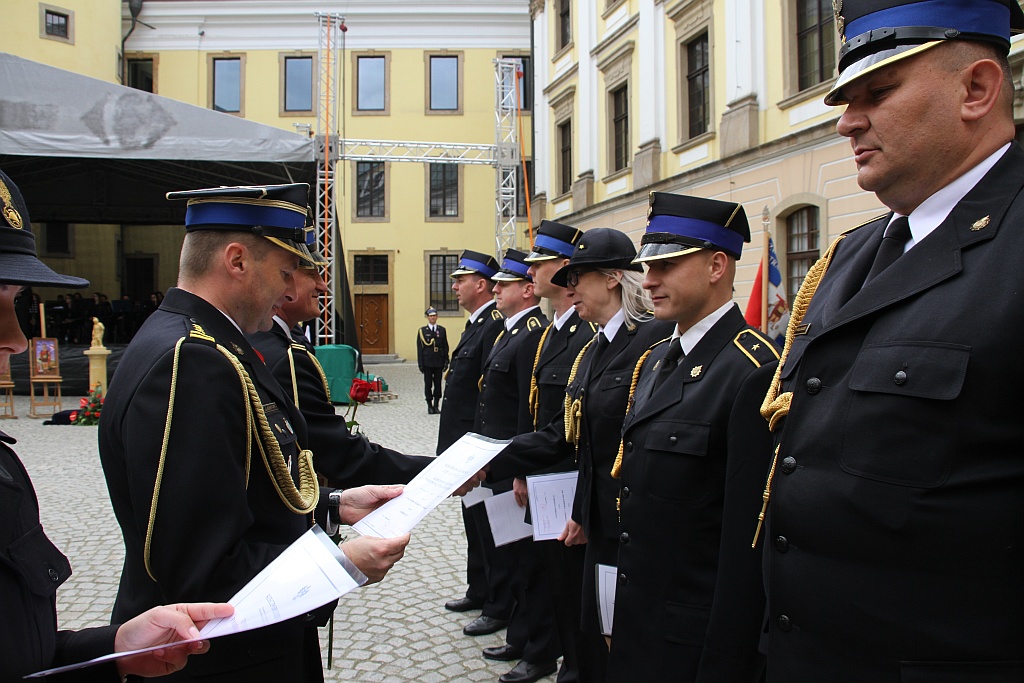 Obchody Dnia Strażaka na dziedzińcu Akademii Rycerskiej