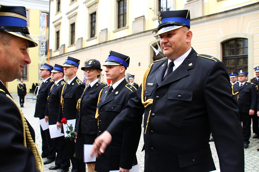 Obchody Dnia Strażaka na dziedzińcu Akademii Rycerskiej