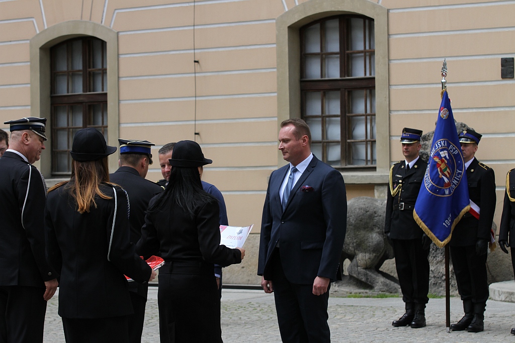Obchody Dnia Strażaka na dziedzińcu Akademii Rycerskiej