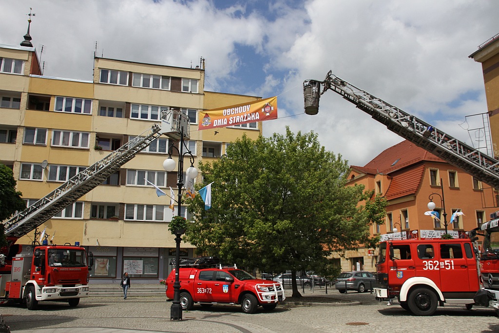 Obchody Dnia Strażaka na dziedzińcu Akademii Rycerskiej