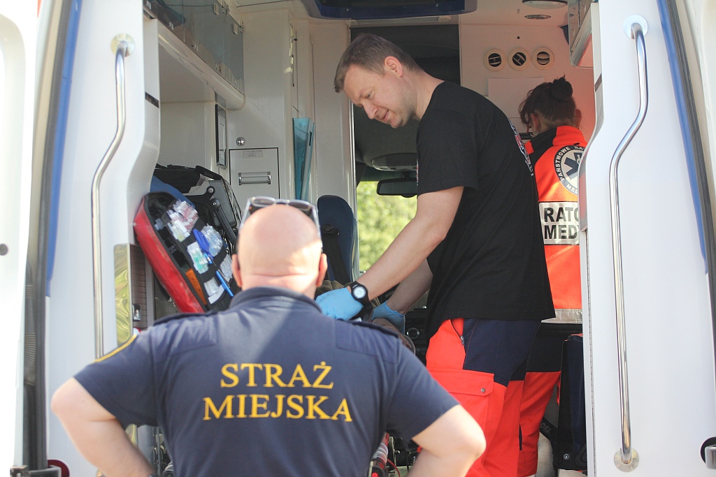Niecodzienna akcja strażników i strażaków na stacji 'Piekary'