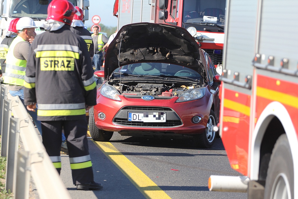 Wypadek na S3 na wysokości Bobrowa. Trzy osoby w szpitalu