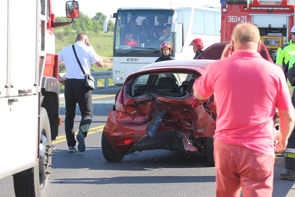 Wypadek na S3 na wysokości Bobrowa. Trzy osoby w szpitalu