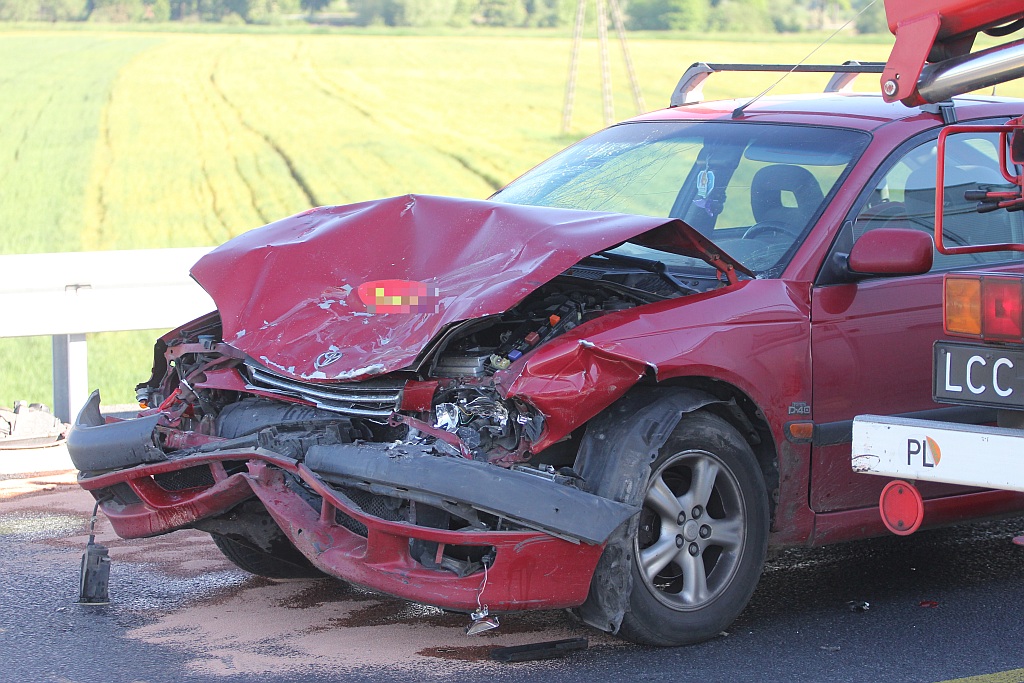 Wypadek na S3 na wysokości Bobrowa. Trzy osoby w szpitalu
