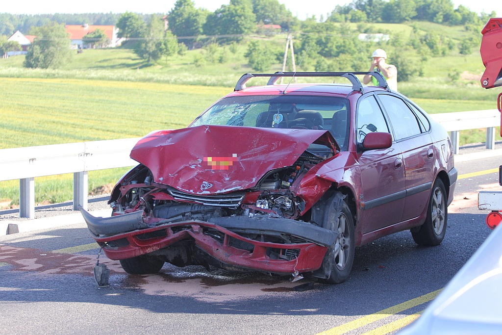 Wypadek na S3 na wysokości Bobrowa. Trzy osoby w szpitalu
