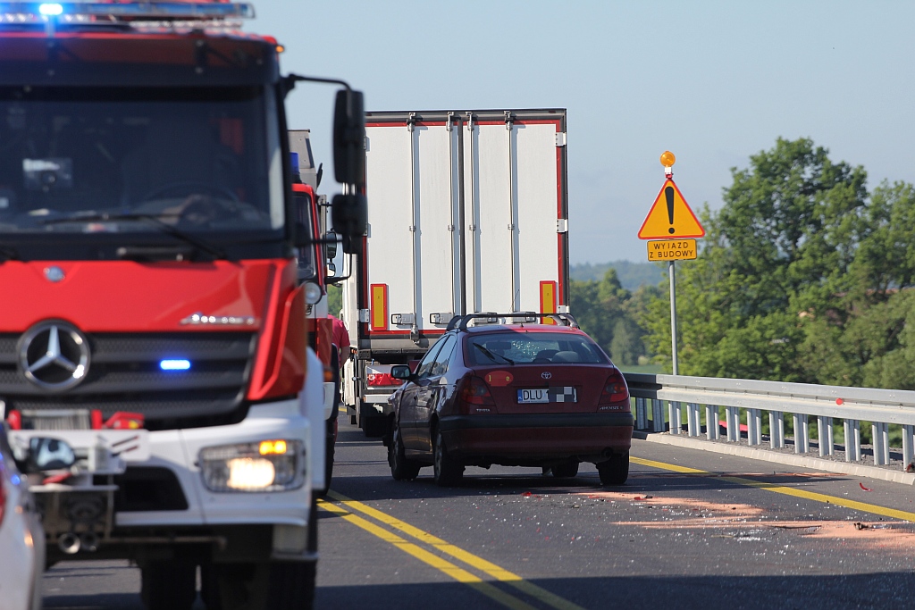 Wypadek na S3 na wysokości Bobrowa. Trzy osoby w szpitalu