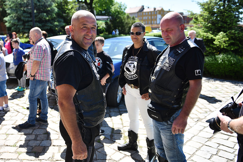Ryk maszyn i tumany dymu. Dopalacze rozpoczęli sezon