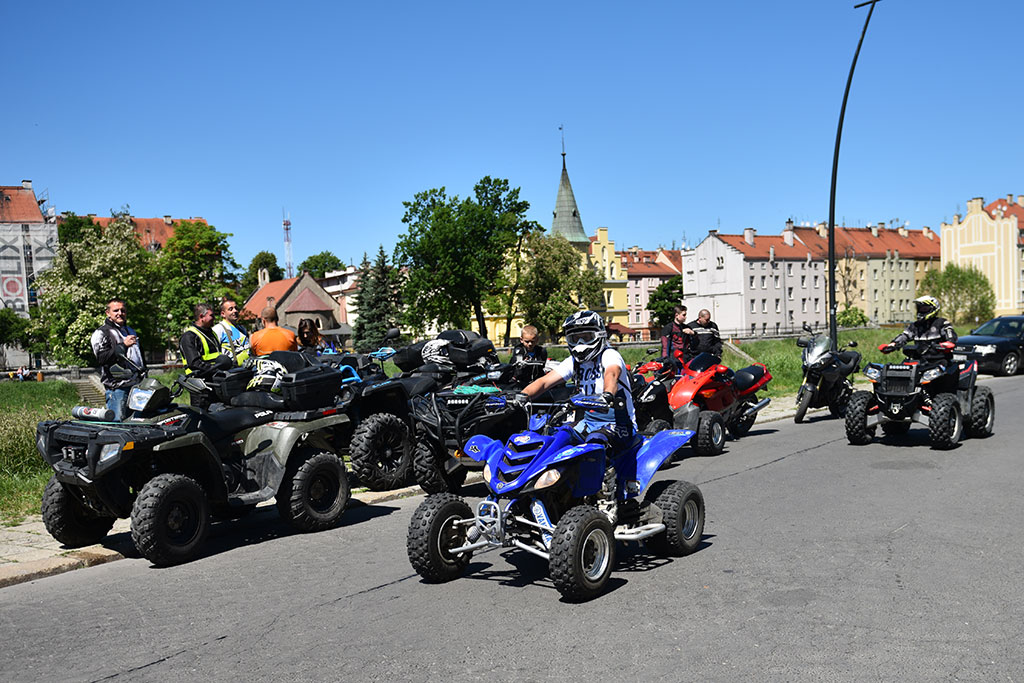 Ryk maszyn i tumany dymu. Dopalacze rozpoczęli sezon
