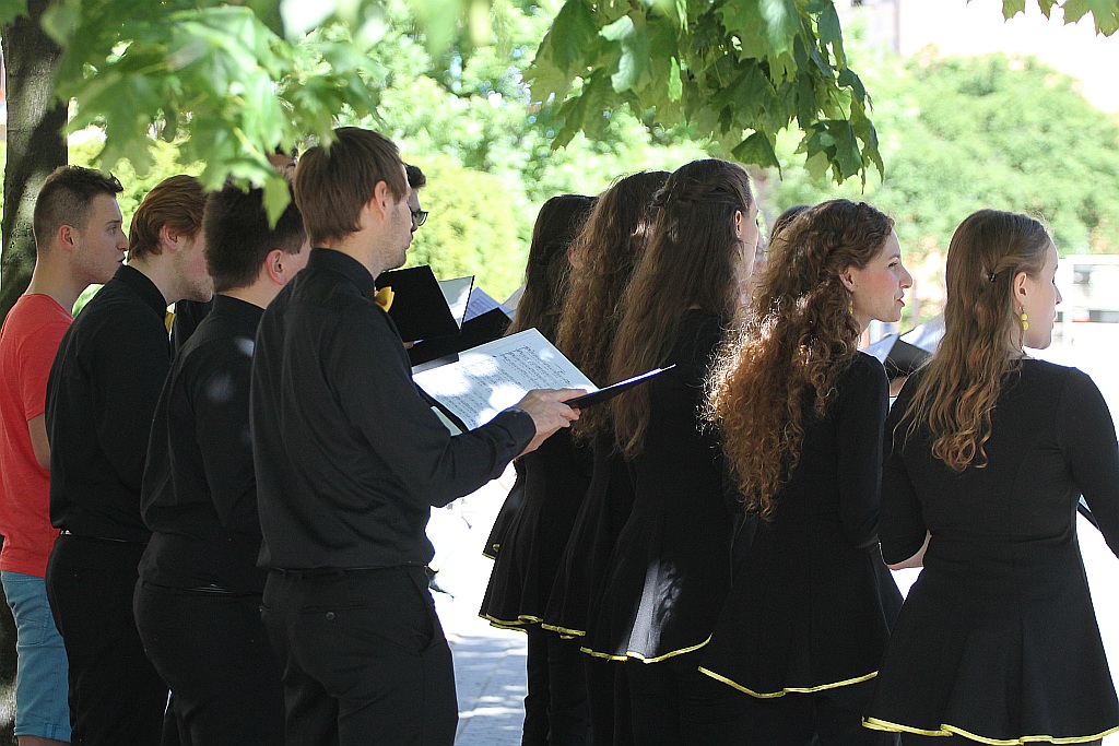 Legnica Cantat: prezentacja chórów na legnickich ulicach