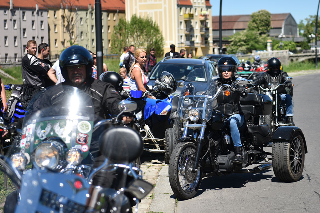 Ryk maszyn i tumany dymu. Dopalacze rozpoczęli sezon