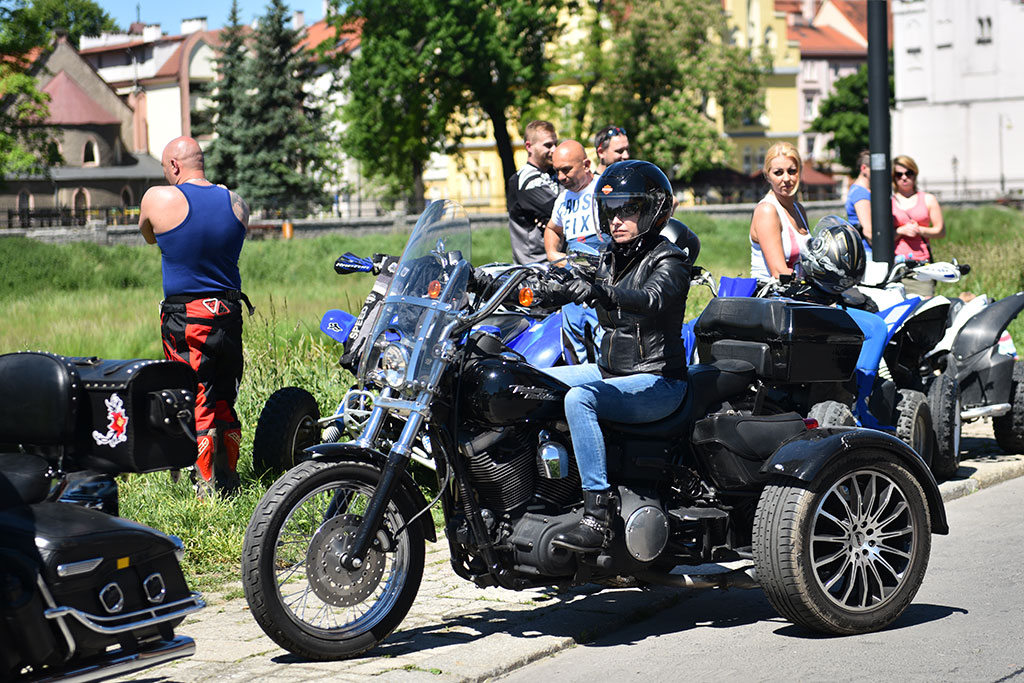 Ryk maszyn i tumany dymu. Dopalacze rozpoczęli sezon