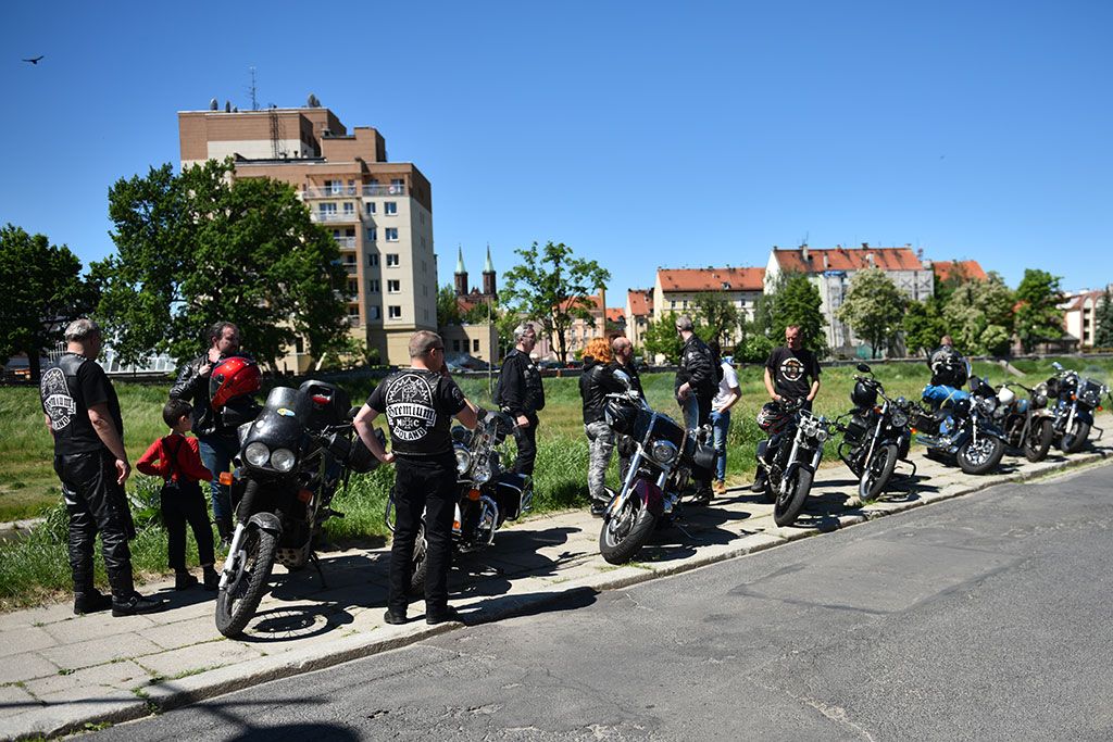 Ryk maszyn i tumany dymu. Dopalacze rozpoczęli sezon