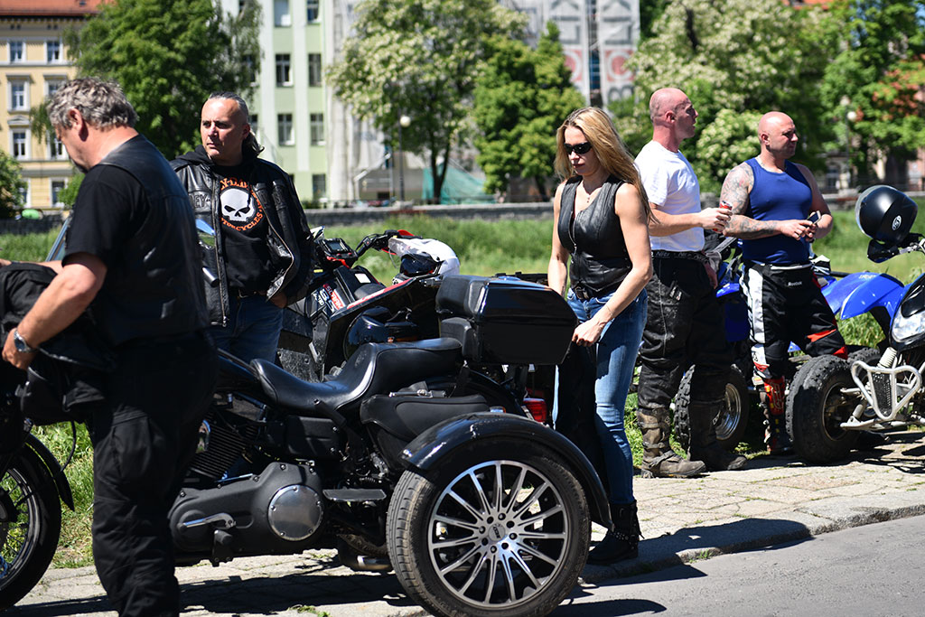 Ryk maszyn i tumany dymu. Dopalacze rozpoczęli sezon