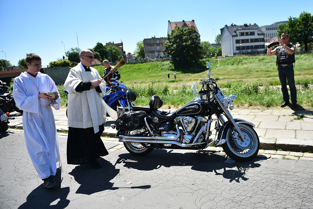 Ryk maszyn i tumany dymu. Dopalacze rozpoczęli sezon