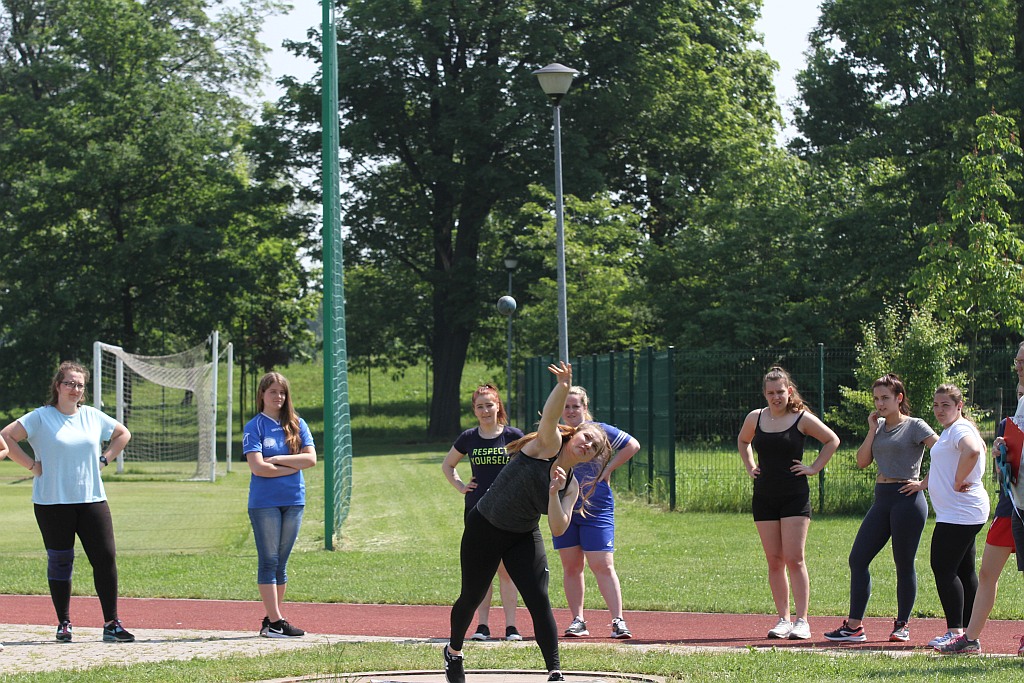 Lekkoatletyczne zmagania legnickich uczniów w Parku Miejskim