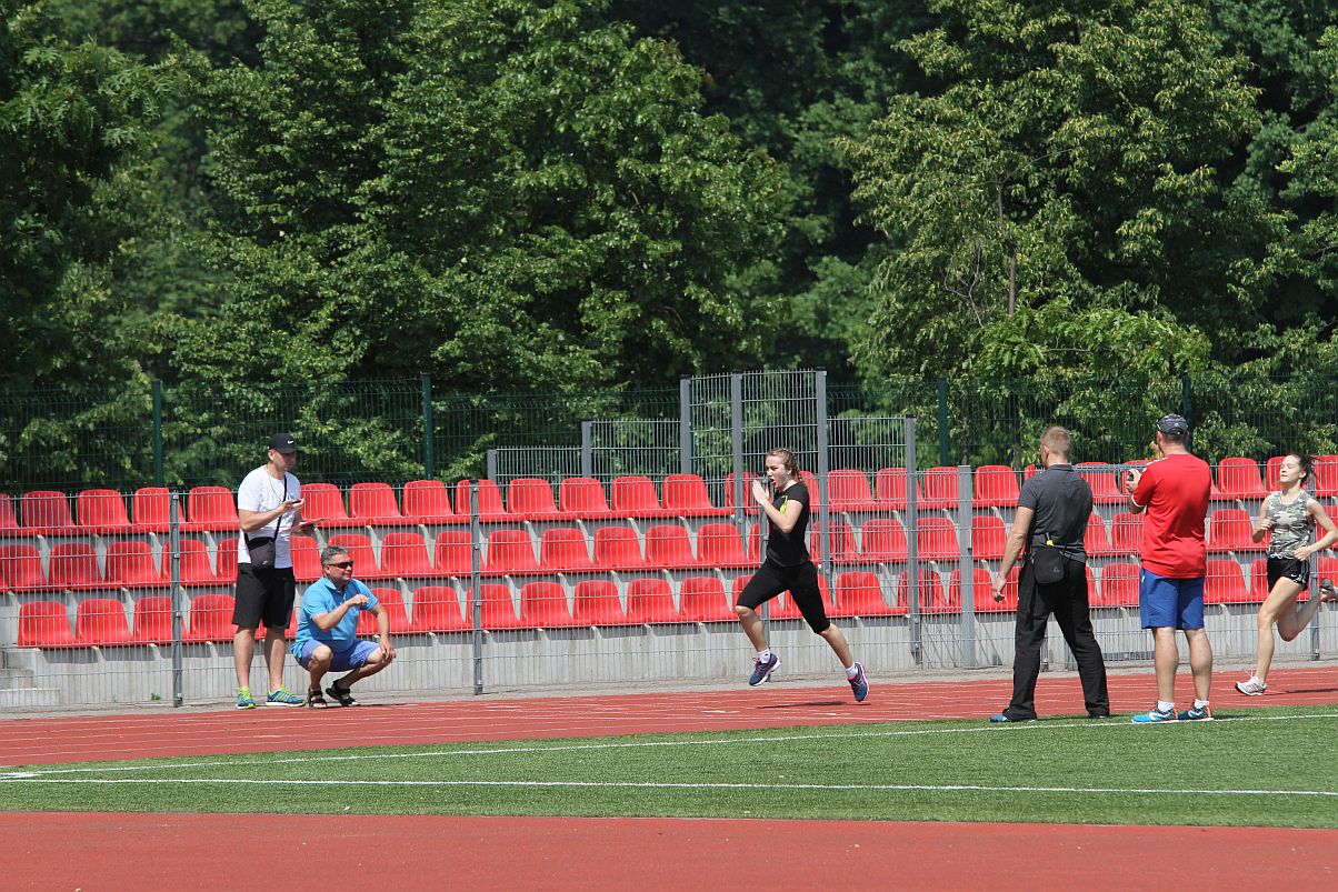 Lekkoatletyczne zmagania legnickich uczniów w Parku Miejskim