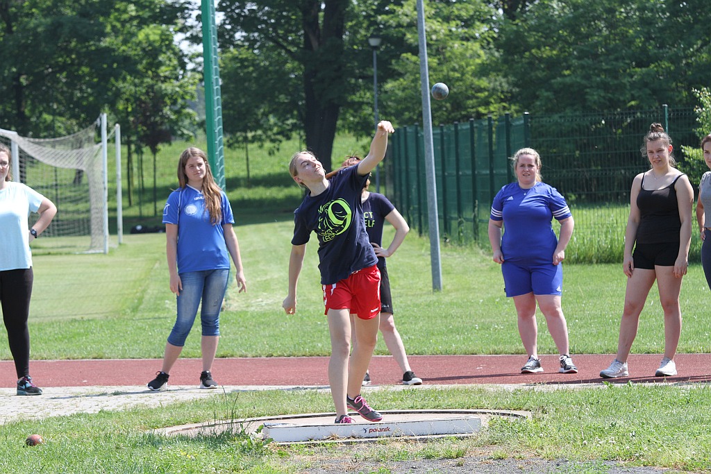 Lekkoatletyczne zmagania legnickich uczniów w Parku Miejskim