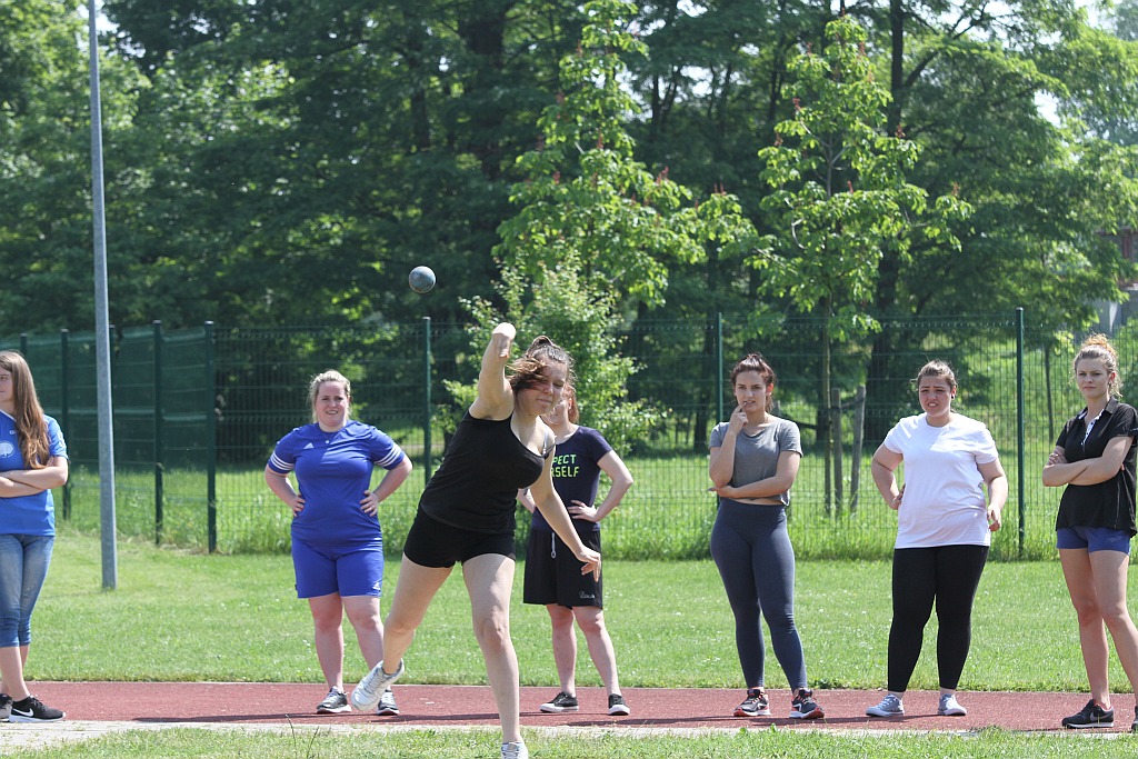 Lekkoatletyczne zmagania legnickich uczniów w Parku Miejskim