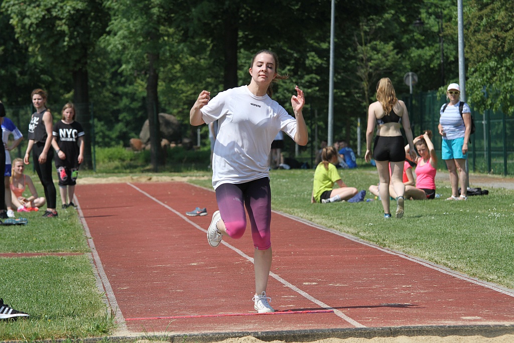Lekkoatletyczne zmagania legnickich uczniów w Parku Miejskim