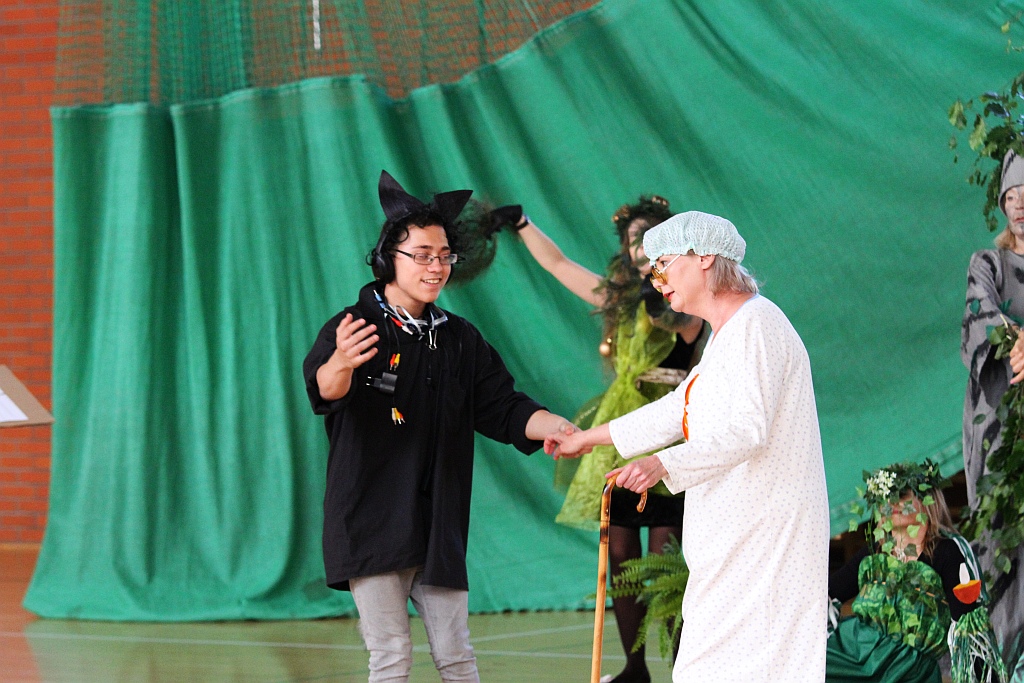 Nauczyciele Zespołu Szkół Integracyjnych wystawili bajkę