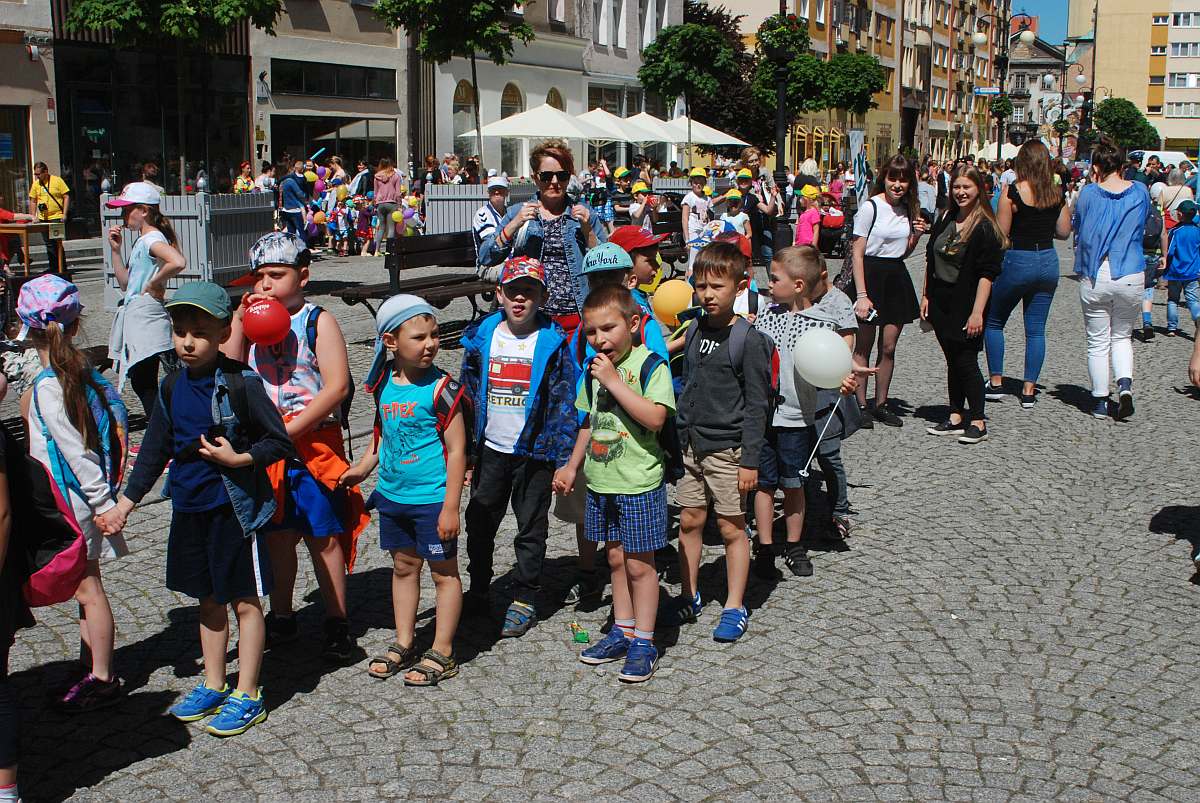 Tysiące dzieci bawią się w centrum Legnicy z Julkiem