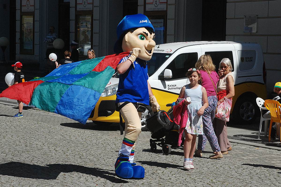 Tysiące dzieci bawią się w centrum Legnicy z Julkiem