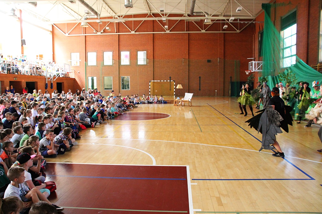 Nauczyciele Zespołu Szkół Integracyjnych wystawili bajkę