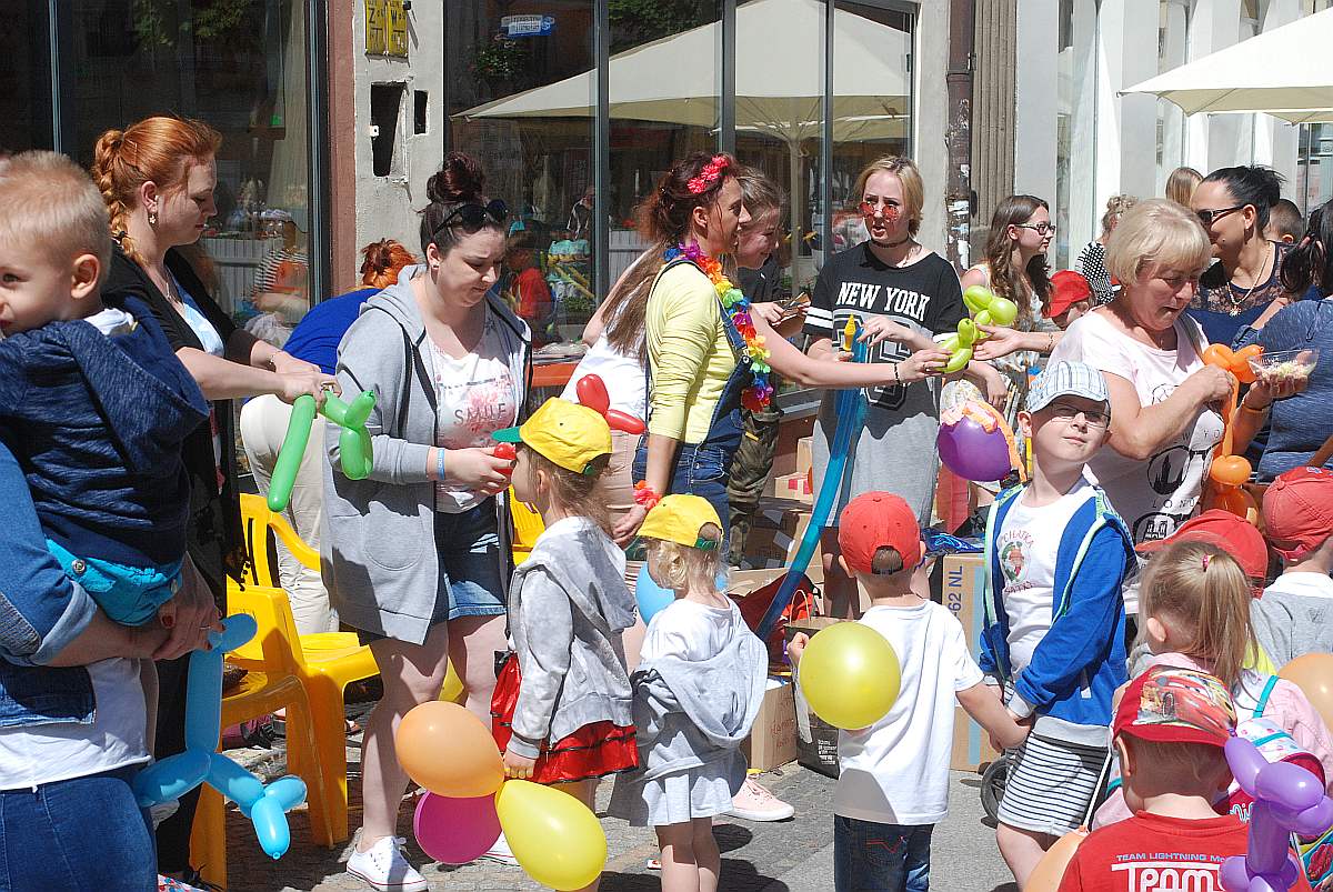 Tysiące dzieci bawią się w centrum Legnicy z Julkiem