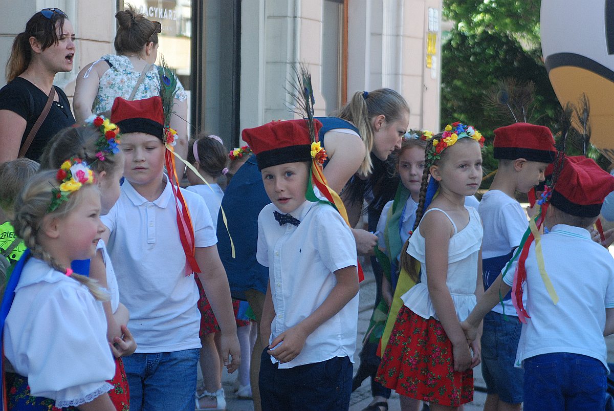 Tysiące dzieci bawią się w centrum Legnicy z Julkiem