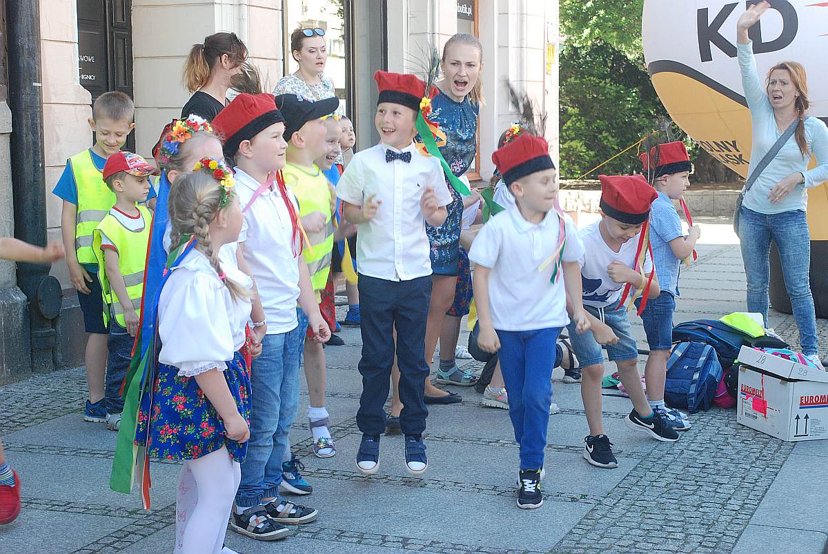 Tysiące dzieci bawią się w centrum Legnicy z Julkiem