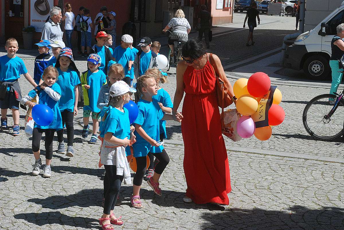 Tysiące dzieci bawią się w centrum Legnicy z Julkiem