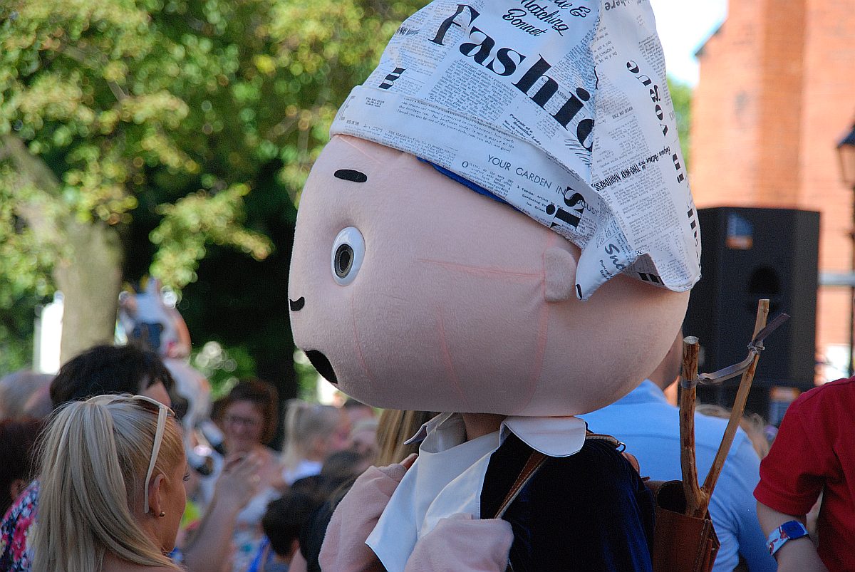 Urodzinowy Korowód z bohaterami bajek przeszedł przez miasto