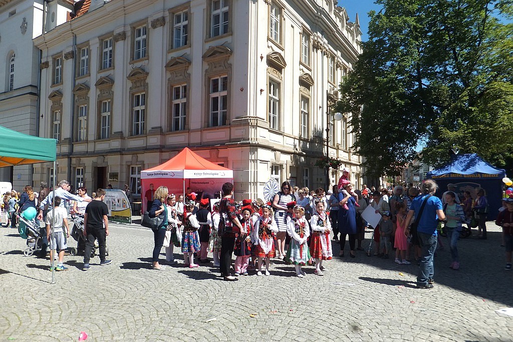 Tysiące dzieci bawią się w centrum Legnicy z Julkiem