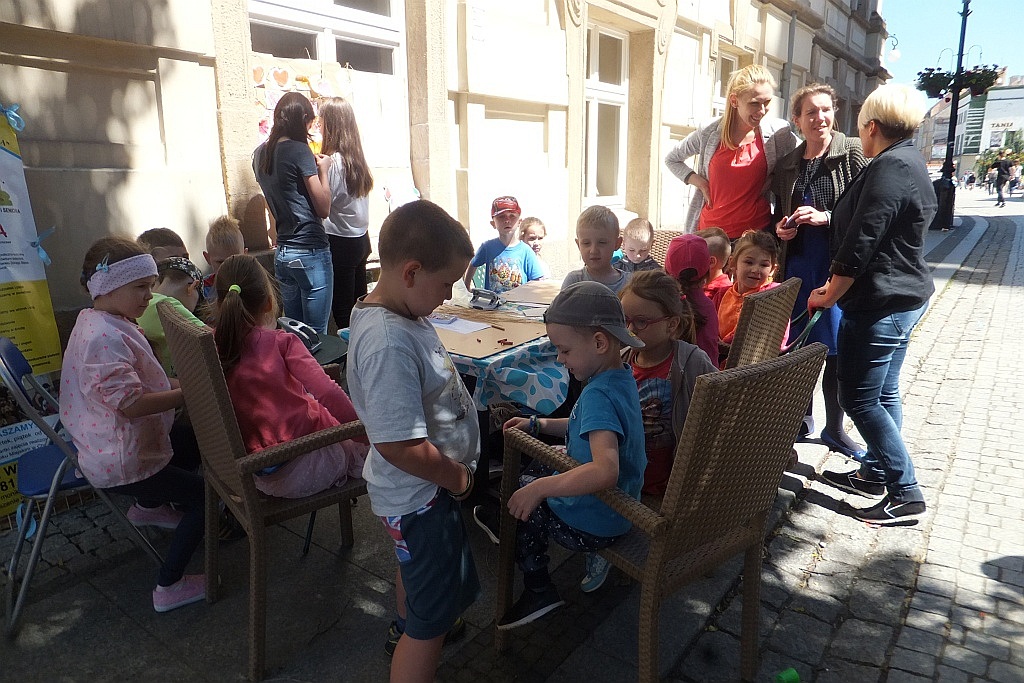 Tysiące dzieci bawią się w centrum Legnicy z Julkiem