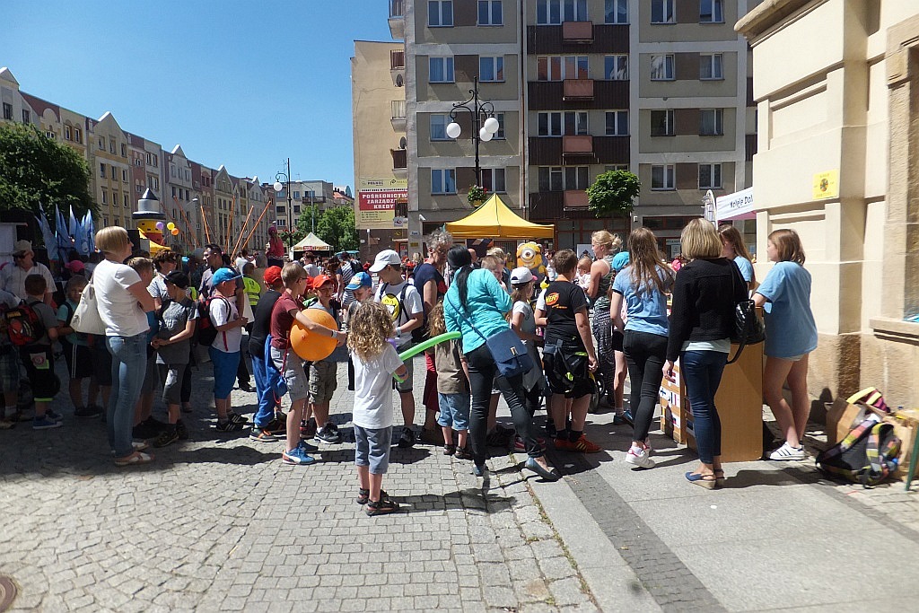 Tysiące dzieci bawią się w centrum Legnicy z Julkiem